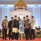 Bupati Aceh Besar H Muharram Idris (Syech Muharram) menerima piala bergilir juara umum MTQ ke-37 Aceh tahun 2025 yang diserahkan oleh Wakil Gubernur Aceh Fadhlullah SE, pada malam penutupan di Arena Utama Komplek Perkantoran Pemkab Pidie Jaya Jumat malam (7/11/2025), Foto : Prokopim Aceh Besar