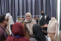 Direktur Fesyen Deputi Badan Koordinasi dan Kebijakan Desain (BKBD), Romi Astuti berbincang dengan peserta usai membuka secara resmi Bootcamp II Akselerasi Fesyen Muslim Indonesia Selasa (25/11/2025) di Hotel Kyriad Muraya, Banda Aceh.