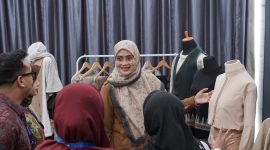 Direktur Fesyen Deputi Badan Koordinasi dan Kebijakan Desain (BKBD), Romi Astuti berbincang dengan peserta usai membuka secara resmi Bootcamp II Akselerasi Fesyen Muslim Indonesia Selasa (25/11/2025) di Hotel Kyriad Muraya, Banda Aceh.