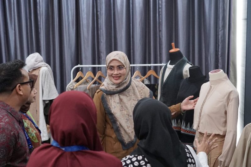 Direktur Fesyen Deputi Badan Koordinasi dan Kebijakan Desain (BKBD), Romi Astuti berbincang dengan peserta usai membuka secara resmi Bootcamp II Akselerasi Fesyen Muslim Indonesia Selasa (25/11/2025) di Hotel Kyriad Muraya, Banda Aceh.