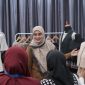 Direktur Fesyen Deputi Badan Koordinasi dan Kebijakan Desain (BKBD), Romi Astuti berbincang dengan peserta usai membuka secara resmi Bootcamp II Akselerasi Fesyen Muslim Indonesia Selasa (25/11/2025) di Hotel Kyriad Muraya, Banda Aceh.