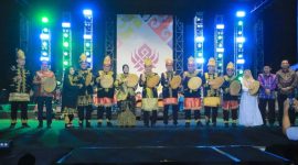 Menteri Kebudayaan Fadli Zon bersama Walikota Banda Aceh membuka festival Gerakan Kebudayaan Indonesia (GAYAIN) 2025 di Lapangan Blang Padang, Banda Aceh, Senin (24/11/2025).