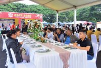 Pengunjung dan turis asing menikmati ragam kuliner khas Aceh pada Aceh Street Food Festival (ASFF) 2025 di Blang Padang, Banda Aceh. (Foto/ Disbudpar Aceh)
