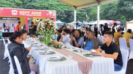 Pengunjung dan turis asing menikmati ragam kuliner khas Aceh pada  Aceh Street Food Festival (ASFF) 2025 di Blang Padang, Banda Aceh. (Foto/ Disbudpar Aceh)