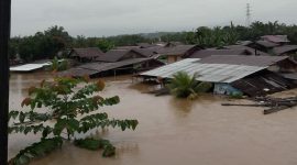 Hujan melanda Aceh dalam tiga hari terakhir, mengakibatkan banjir meluas diantaranya menggenangi salah satu gampong di kawasan Rimo Aceh Singkil, Rabu (26/11/2025).