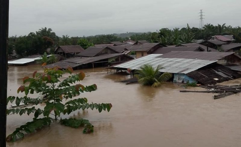 Hujan melanda Aceh dalam tiga hari terakhir, mengakibatkan banjir meluas diantaranya menggenangi salah satu gampong di kawasan Rimo Aceh Singkil, Rabu (26/11/2025).