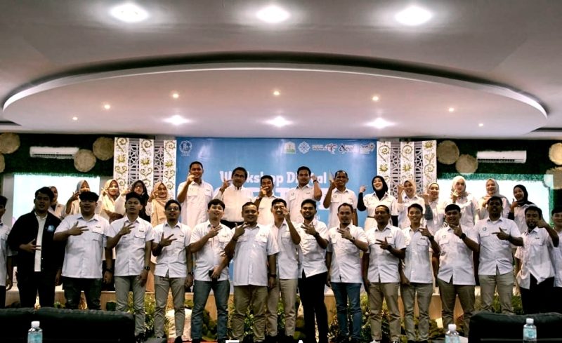 Peserta Workshop Digital Creative melakukan foto bersama usai pembukaan acara pelatihan tersebut yang berlangsung Senin (24/11/2025) di Hotel Al Hanifi Banda Aceh.
Foto : Humas Disbudpar Aceh