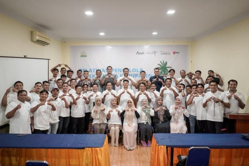 Peserta Pelatihan Pengelola Objek Wisata Kabupaten Aceh Singkil selama tiga hari di Island Hotel, Kabupaten Aceh Singkil melakukan foto bersama. Selasa, (25/11/2025). Foto : Disbudpar Aceh