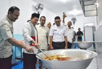 Wakil Gubernur Aceh, Fadhlullah SE meresmikan Dapur MBG SPPG Seunuddon Yayasan Geurudong Masa Depan di Gampong Matang Karieng, Kecamatan Seunuddon, Aceh Utara. Jumat (7/11/2025). Foto: Humas Aceh