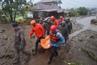 Wilayah Aceh diterjang banjir dan longsor, dari bencana tersebut menurut data BNBP update sementara 47 meninggal dan 51 masih dinyatakan hilang. ANTARA FOTO/Iggoy el Fitra