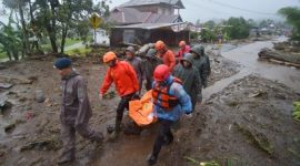 Wilayah Aceh diterjang banjir dan longsor, dari bencana tersebut menurut data BNBP update sementara 47 meninggal dan 51 masih dinyatakan hilang. ANTARA FOTO/Iggoy el Fitra