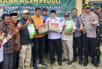 Gubernur Mualem didampingi Dirut BAS, Fadhil Ilyas menyerahkan bantuan darurat untuk korban bencana di Kota Subulussalam, Rabu, (10/12/2025). Foto :Humas Bank Aceh