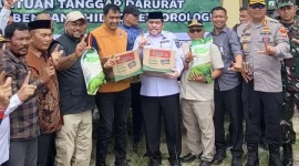 Gubernur Mualem didampingi Dirut BAS, Fadhil Ilyas menyerahkan bantuan darurat untuk korban bencana di Kota Subulussalam, Rabu, (10/12/2025). Foto :Humas Bank Aceh