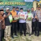 Gubernur Mualem didampingi Dirut BAS, Fadhil Ilyas menyerahkan bantuan darurat untuk korban bencana di Kota Subulussalam, Rabu, (10/12/2025). Foto :Humas Bank Aceh
