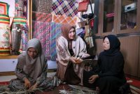 Ketua Dekranasda Aceh, Marlina Muzakir pada sebuah kesempatan mengunjungi showroom Dekranasda Aceh Timur. [Foto: Dok Ist]