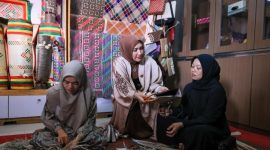 Ketua Dekranasda Aceh, Marlina Muzakir pada sebuah kesempatan mengunjungi showroom Dekranasda Aceh Timur. [Foto: Dok Ist]