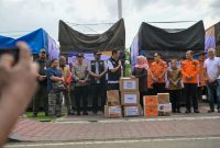Sekda Aceh M Nasir, menerima bantuan secara simbolis dari Jawa Timur yang diserahkan langsung oleh Gubernur Khofifah Indar Parawansa, Sabtu (6/12/2025).
