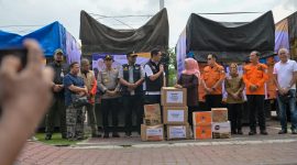 Sekda Aceh M Nasir, menerima bantuan secara simbolis dari Jawa Timur yang diserahkan langsung oleh Gubernur Khofifah Indar Parawansa, Sabtu (6/12/2025).