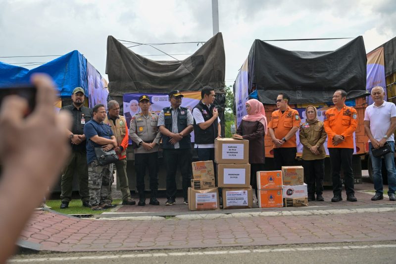 Sekda Aceh M Nasir, menerima bantuan secara simbolis dari Jawa Timur yang diserahkan langsung oleh Gubernur Khofifah Indar Parawansa, Sabtu (6/12/2025).