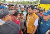 Gubernur Aceh, H Muzakir Manaf (Mualem) mengunjungi Aceh Tamiang salah satu kabupaten di Aceh yang mengalami banjir dan longsor terparah.(Foto:Theacehpost/HO)