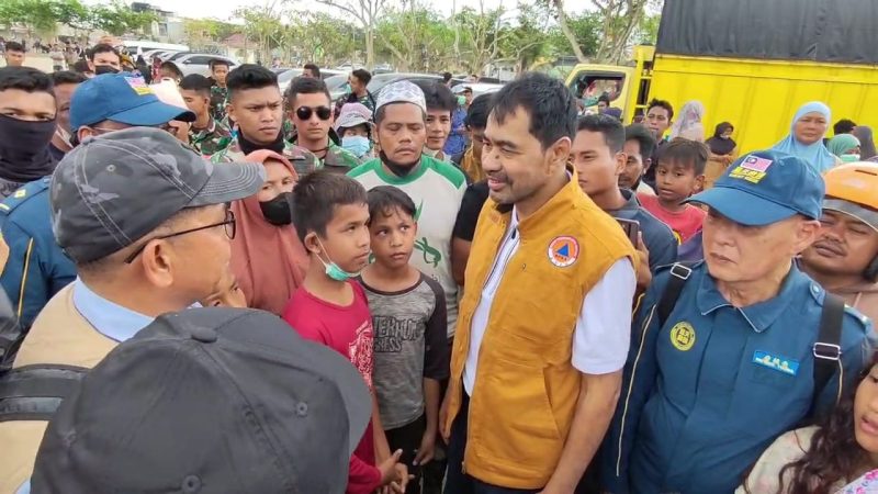 Gubernur Aceh, H Muzakir Manaf (Mualem) mengunjungi Aceh Tamiang salah satu kabupaten di Aceh yang mengalami banjir dan longsor terparah.(Foto:Theacehpost/HO)