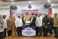Sekda Aceh M.Nasir bersama Komisi VIII DPR-RI, Perwakilan Kementerian Sosial, BNPB dan Kepala BPJPH mengadakan rapat membahas penanganan banjir dan longsor berlangsung di ruang Potda Kantor Gubernur Aceh, Rabu (10/12/2025).