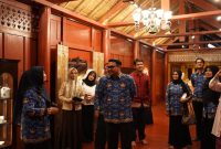 Kepala Dinas Kebudayaan dan Pariwisata Aceh Dedi Yuswadi resmi membuka pemeran Rumoh Aceh Senin, (17/11/2025).