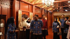 Kepala Dinas Kebudayaan dan Pariwisata Aceh Dedi Yuswadi resmi membuka pemeran Rumoh Aceh Senin, (17/11/2025).