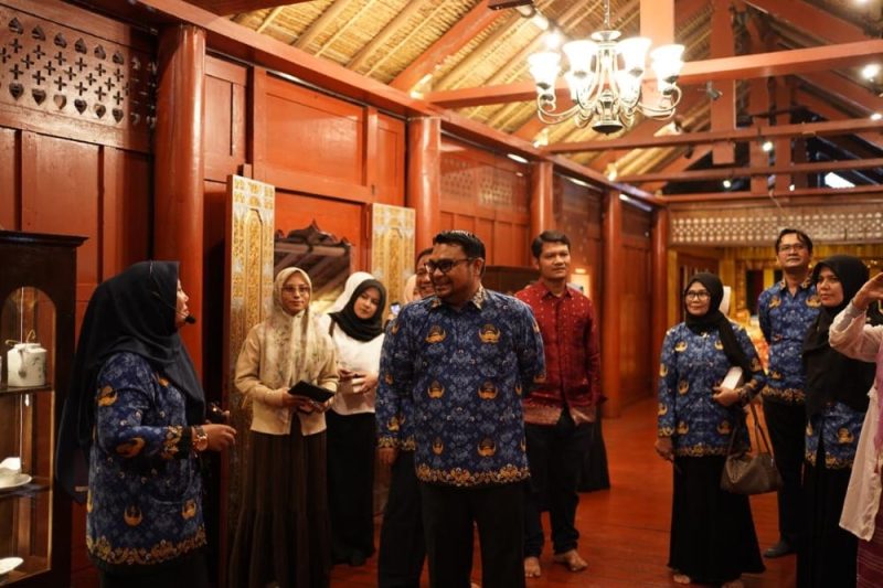 Kepala Dinas Kebudayaan dan Pariwisata Aceh Dedi Yuswadi resmi membuka pemeran Rumoh Aceh Senin, (17/11/2025).