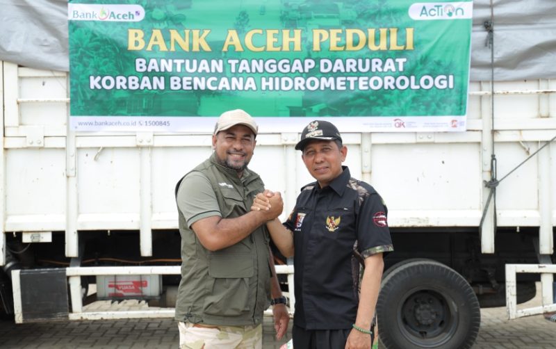 Direktur Utama Bank Aceh Syariah Fadhil Ilyas melakukan salam komando dengan Bupati Pidie Jaya Tgk H Syibral Malasyi, MA usai menyalurkan bantuan tanggap darurat kepada korban banjir di Kabupaten Pidie Jaya, Sabtu (13/12/2025). Foto Humas Bank Aceh Syariah