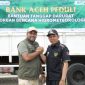 Direktur Utama Bank Aceh Syariah Fadhil Ilyas melakukan salam komando dengan Bupati Pidie Jaya Tgk H Syibral Malasyi, MA usai menyalurkan bantuan tanggap darurat kepada korban banjir di Kabupaten Pidie Jaya, Sabtu (13/12/2025). Foto Humas Bank Aceh Syariah
