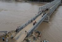 Setelah jembatan utama teupin mane terputus diterjang banjir, kondisi terkini Jembatan Bailey (sementara) rampung dikerjakan dan jalur Bireuen-Bener Meriah kembali dibuka. (Foto/ist)