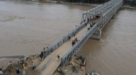 Setelah jembatan utama teupin mane terputus diterjang banjir, kondisi terkini Jembatan Bailey (sementara) rampung dikerjakan dan jalur Bireuen-Bener Meriah kembali dibuka. (Foto/ist)