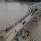 Setelah jembatan utama teupin mane terputus diterjang banjir, kondisi terkini Jembatan Bailey (sementara) rampung dikerjakan dan jalur Bireuen-Bener Meriah kembali dibuka. (Foto/ist)