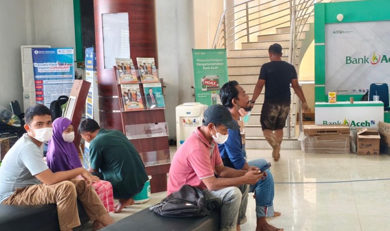 Keterangan : layanan operasional di kantor Bank Aceh Syariah cabang kuala simpang pasca bencana banjir