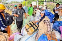 Keluarga besar PGRI Aceh dan PGRI Jawa Barat menyalurkan bantuan kemanusiaan ke wilayah terdampak bencana di Aceh Tengah dan Bener Meriah, Pendistribusian bantuan tersebut dipimpin langsung oleh Dr. Dahrina M, S.Ag.M.Ag Rabu, (17/12/2025).