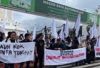 Ratusan warga yang tergabung dalam Koalisi Masyarakat Sipil Aceh Peduli Bencana Sumatera menggelar aksi unjuk rasa di depan Masjid Raya Baiturrahman, Banda Aceh, Kamis (18/12/2025).
