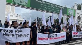 Ratusan warga yang tergabung dalam Koalisi Masyarakat Sipil Aceh Peduli Bencana Sumatera menggelar aksi unjuk rasa di depan Masjid Raya Baiturrahman, Banda Aceh, Kamis (18/12/2025).