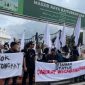 Ratusan warga yang tergabung dalam Koalisi Masyarakat Sipil Aceh Peduli Bencana Sumatera menggelar aksi unjuk rasa di depan Masjid Raya Baiturrahman, Banda Aceh, Kamis (18/12/2025).