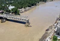 Keterangan : Jembatan Kuta Blang yang ambruk akibat banjir di jalur Banda Aceh-Sumut, Desa Blang Mee, Bireuen, Sabtu (29/11/2025). (Antara Foto/Abiyyu)