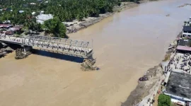 Keterangan : Jembatan Kuta Blang yang ambruk akibat banjir di jalur Banda Aceh-Sumut, Desa Blang Mee, Bireuen, Sabtu (29/11/2025). (Antara Foto/Abiyyu)
