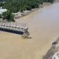Keterangan : Jembatan Kuta Blang yang ambruk akibat banjir di jalur Banda Aceh-Sumut, Desa Blang Mee, Bireuen, Sabtu (29/11/2025). (Antara Foto/Abiyyu)