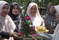 Tokoh masyarakat saling tukar daun sirih saat mengantar pengantin pada adat perkawinan di Aceh, Membawa dan menyerahkan daun sirih yang dirangkai berbagai bentuk itu menjadi salah satu kelengkapan adat perkawinan serta tradisi masyarakat Aceh, merupakan simbol ikatan persaudaraan kedua keluarga calon pengantin.