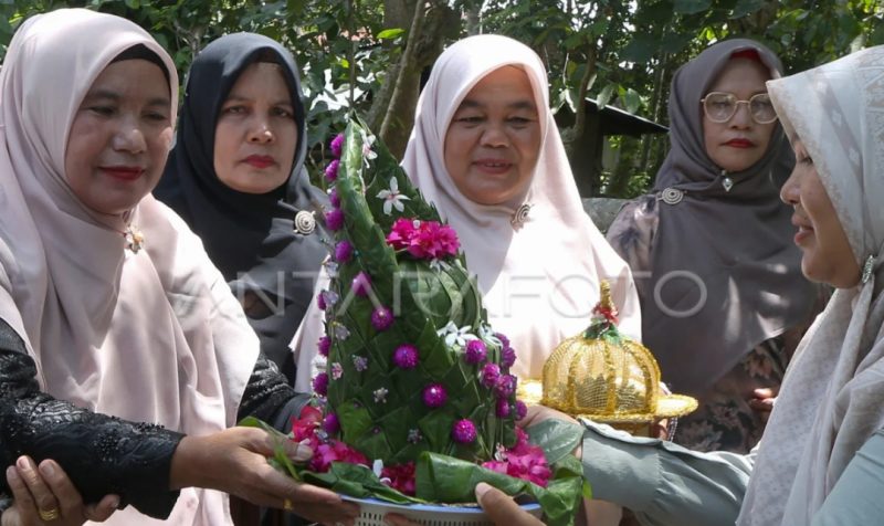 Tokoh masyarakat saling tukar daun sirih saat mengantar pengantin pada adat perkawinan di Aceh, Membawa dan menyerahkan daun sirih yang dirangkai berbagai bentuk itu menjadi salah satu kelengkapan adat perkawinan serta tradisi masyarakat Aceh, merupakan simbol ikatan persaudaraan kedua keluarga calon pengantin.
