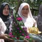 Tokoh masyarakat saling tukar daun sirih saat mengantar pengantin pada adat perkawinan di Aceh, Membawa dan menyerahkan daun sirih yang dirangkai berbagai bentuk itu menjadi salah satu kelengkapan adat perkawinan serta tradisi masyarakat Aceh, merupakan simbol ikatan persaudaraan kedua keluarga calon pengantin.