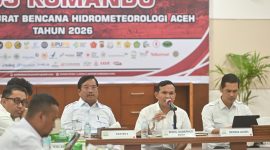 Wagub Fadhlullah memimpin rapat penyerahan data kebencanaan secara luring dan daring yang diikuti oleh jajaran Satuan Kerja Perangkat Aceh (SKPA) serta kepala daerah terdampak bencana Rabu (07/01/2026). Foto Ist