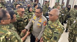 Kadiv Humas Polri Irjen Pol Johnny Edison Isir bersilaturahmi dan berdiskusi dengan para pimpinan media massa dalam kegiatan Retret Orientasi Kebangsaan dan Bela Negara yang diselenggarakan oleh PWI bersama Kemhan RI di Pusat Pendidikan Bela Negara Kemhan RI, Rumpin, Bogor, Sabtu (31/1/2026).