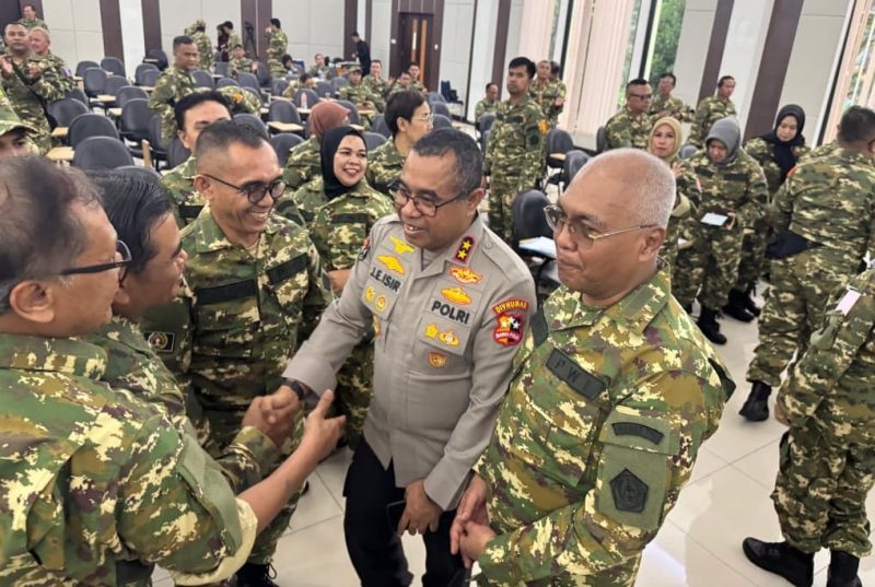 Kadiv Humas Polri Irjen Pol Johnny Edison Isir bersilaturahmi dan berdiskusi dengan para pimpinan media massa dalam kegiatan Retret Orientasi Kebangsaan dan Bela Negara yang diselenggarakan oleh PWI bersama Kemhan RI di Pusat Pendidikan Bela Negara Kemhan RI, Rumpin, Bogor, Sabtu (31/1/2026).