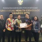 Wagub Fadhlullah, SE didampingi Walikota Subulussalam, Rasyid Bancin dan Plt. Kadis Kesehatan Aceh, Ferdiyus, SKM, M.Kes menerima penghargaan Universal Health Coverage (UHC) Awards 2026 pada acara yang digelar di JIEXPO Kemayoran, Jakarta Pusat, Selasa, (27/1/2026). Foto Humas Aceh