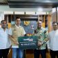 Direktur Utama Bank Aceh Fadhil Ilyas menyerahkan bantuan secara simbolis yang diterima oleh Sekda Aceh Muhammad Nasir, S.IP, MPA disela rapat Koordinasi Penyusunan Dokumen Rencana Rehabilitasi dan Rekontruksi Pasca bencana Provinsi Aceh di kantor Gubernur Aceh Jumat (2/1/2026).